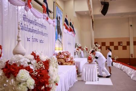 พิธีวางพุ่มดอกไม้ถวายราชสักการะ เนื่องในวันสมเด็จพระเจ้าตากสินมหาราช 28 ธันวาคม 2568 เพื่อแสดงความจงรักภักดี และน้อมจิตรำลึกถึงพระมหากรุณาธิคุณ วันที่ 28 ธันวาคม 2568 นายธำรงค์ หน่อเรือง ผู้อำนวยการโรงเรียนจักรคำคณาทรจังหวัดลำพูน