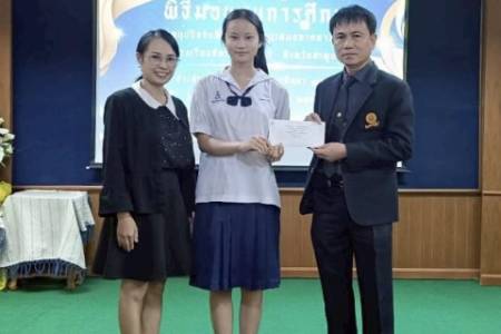 พิธีมอบทุนการศึกษาปัจจัยพื้นฐาน ภาคเรียนที่ 2/2568  วันพฤหัสบดี ที่ 29 มกราคม 2569 โรงเรียนจักรคำคณาทร จังหวัดลำพูน นำโดย นายธำรงค์ หน่อเรือง ผู้อำนวยการโรงเรียนจักรคำคณาทร จังหวัดลำพูน พร้อมด้วยคณะครูแนะแนว จัดมอบทุนการศึกษาให้กับนักเรียนทุน