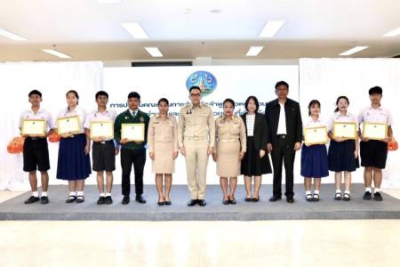 โรงเรียนจักรคำคณาทร จังหวัดลำพูน ขอแสดงความยินดีกับนักเรียนที่ผ่านการคัดเลือกเข้าร่วมโครงการยุวชนประชาธิปไตย ประจำปี พ.ศ. 2569 ของจังหวัดลำพูน โดยนักเรียนได้รับเกียรติบัตร จากนายปิยพงศ์ ชูวงศ์ ผู้ว่าราชการจังหวัดลำพูน อันเป็นความภาคภูมิใจของสถานศึกษา