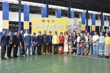 “จักรคำฯกตัญญู ดำหัวครูปี๋ใหม่เมือง ประจำปี 2569” วันจันทร์ที่ 13 เมษายน พ.ศ. 2569 งานกิจกรรมโรงเรียนและชุมชน โรงเรียนจักรคำคณาทร จังหวัดลำพูน ร่วมกับสมาคมศิษย์เก่าจักรคำคณาทร จังหวัดลำพูน ได้จัดพิธีรดน้ำดำหัวและขอพรคณะครูอาจารย์