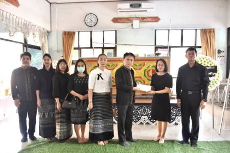 ตัวแทนสมาคมโรงเรียนมัธยมศึกษาจังหวัดลำพูน นำโดย นายธำรงค์ หน่อเรือง ผู้อำนวยการโรงเรียนจักรคำคณาทร จังหวัดลำพูน พร้อมด้วยคณะผู้บริหาร ได้ร่วมวางพวงหรีดและเคารพศพ เพื่อแสดงความอาลัยต่อการจากไปของคุณแม่อำพร พิมพ์จันทร์