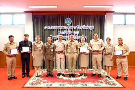 โรงเรียนจักรคำคณาทร จังหวัดลำพูน  ได้รับเกียรติบัตรคัดเลือกเป็นโรงเรียนดนตรีไทย 100 เปอร์เซ็นต์ ประจำปี 2568 ประเภทโรงเรียนสนับสนุนและส่งเสริมดนตรีไทยระดับดีเด่น วันพุธที่ 26 พฤศจิกายน 2568 นายธำรงค์ หน่อเรือง ผู้อำนวยการโรงเรียนจักรคำคณาทร จังหวัดลำพูน