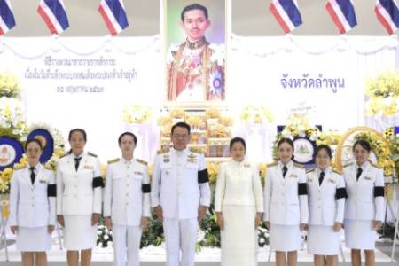 พิธีวางพวงมาลาถวายราชสักการะ เนื่องในวันที่ระลึกพระบาทสมเด็จพระปกเกล้าเจ้าอยู่หัว ประจำปี 2569 วันศุกร์ที่ 29 พฤษภาคม 2569 นายธำรงค์ หน่อเรือง ผู้อำนวยการโรงเรียนจักรคำคณาทร จังหวัดลำพูน มอบหมายให้นางนันท์นภัส ชลยศปกรณ์ รองผู้อำนวยการกลุ่มบริหารงบประมาณ