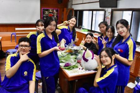 บรรยากาศการจัดทำพานไหว้ครู ประจำปีการศึกษา 2569 วันพุธที่ 17 มิถุนายน พ.ศ. 2569 นักเรียนโรงเรียนจักรคำคณาทร จังหวัดลำพูน ทุกระดับชั้น ร่วมแรงร่วมใจกันจัดทำพานไหว้ครู เพื่อเตรียมความพร้อมสำหรับพิธีไหว้ครู ประจำปีการศึกษา 2569 