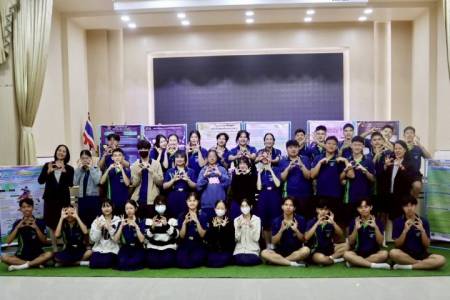 การนำเสนอผลงานด้านคอมพิวเตอร์ ของนักเรียนห้องเรียนพิเศษ เตรียมวิศวกรคอมพิวเตอร์และหุ่นยนต์ ชั้นมัธยมศึกษาปีที่ 6/5 ประจำปีการศึกษา 2568       นายธำรงค์ หน่อเรือง ผู้อำนวยการโรงเรียนจักรคำคณาทร จังหวัดลำพูน ให้เกียรติเป็นประธานและกล่าวเปิดงานการนำเสนอผลงาน