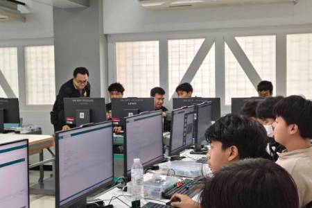 สาระเทคโนโลยี โรงเรียนจักรคำคณาทร จังหวัดลำพูน  อบรมเชิงปฏิบัติการ “อบรมการสร้างสรรค์งานออกแบบด้วยพลังปัญญาประดิษฐ์ และพื้นฐานการเขียนโค้ดและสร้างโครงงานนวัตกรรม” ในวันที่ 10 – 11 มกราคม 2569  ณ ห้องปฏิบัติการ Digital Coding